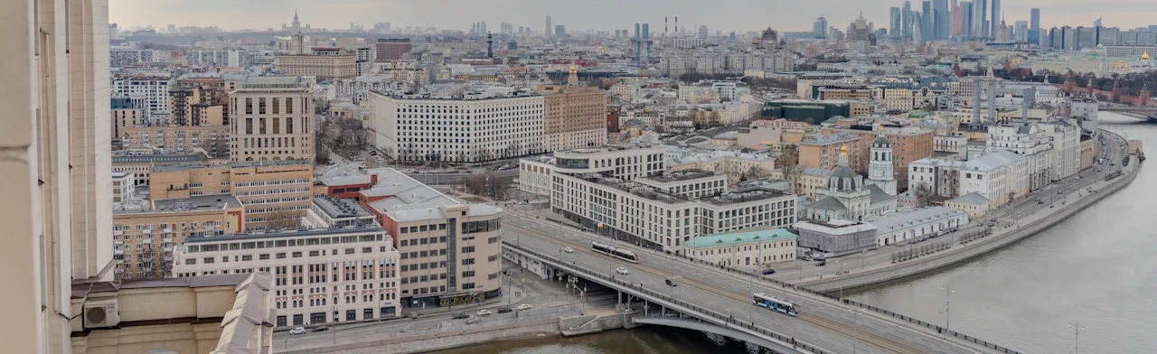 Экскурсия с посещением квартиры в центральном подъезде здания