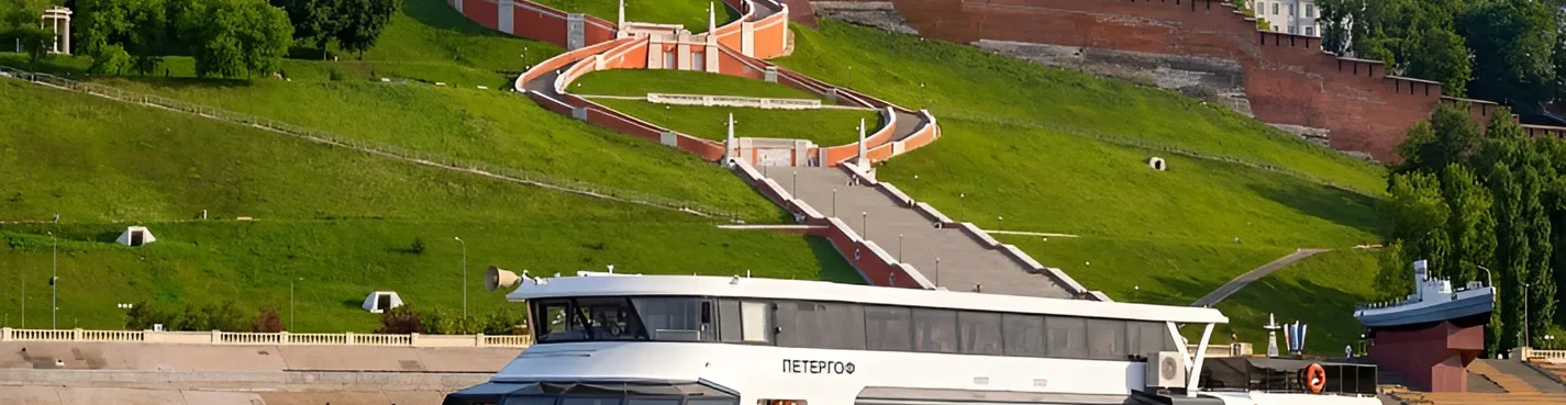 Прогулочные рейсы на новом электроходе «Петергоф»