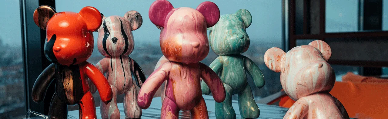 Роспись мишки Bearbricks в технике флюид-арт с видом на Неву