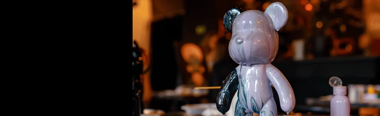 Роспись мишки Bearbricks в технике флюид-арт с видом на Исакий