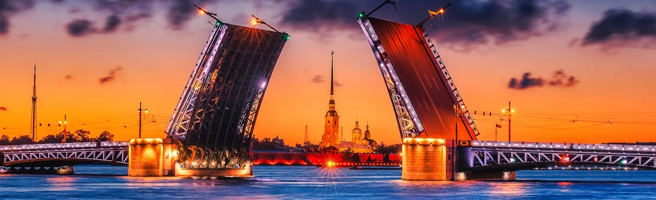 Весь Петербург за одну ночь: развод мостов с воды, реки и каналы
